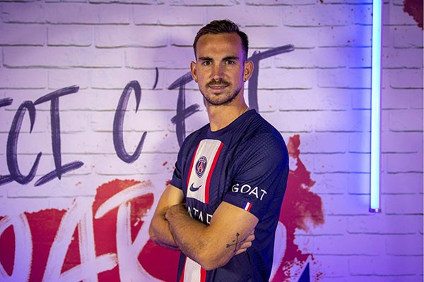 Fabian Ruiz mặc áo đấu PSG, đứng trong buổi lễ ra mắt.